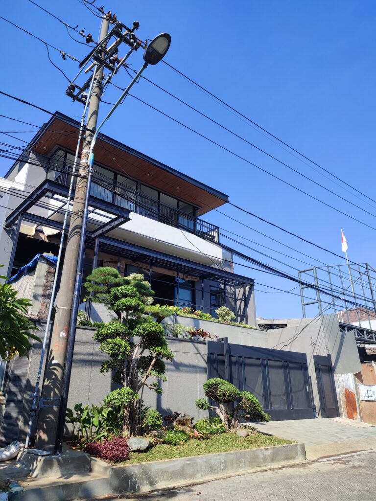 Tim konstruksi sedang mengerjakan Rungkut Mapan Utara Modern House.