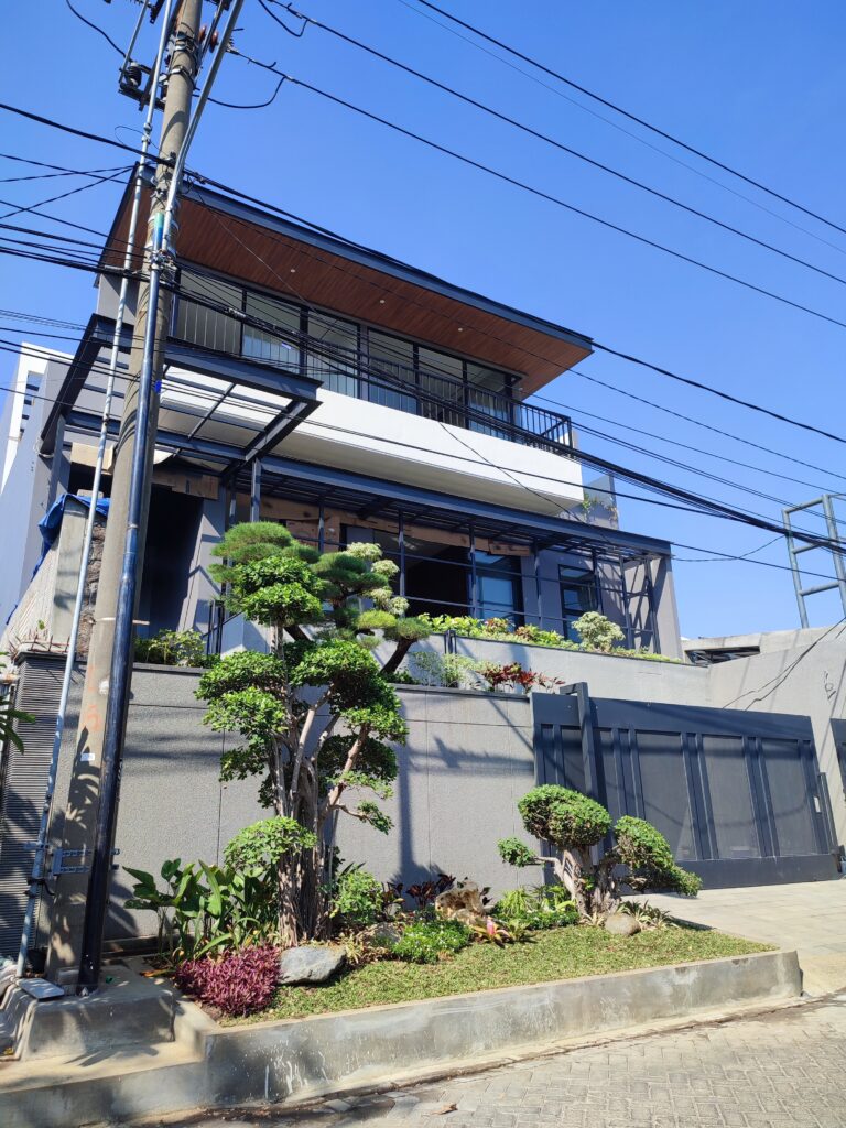 Pemandangan samping rumah modern di Rungkut Mapan Utara.