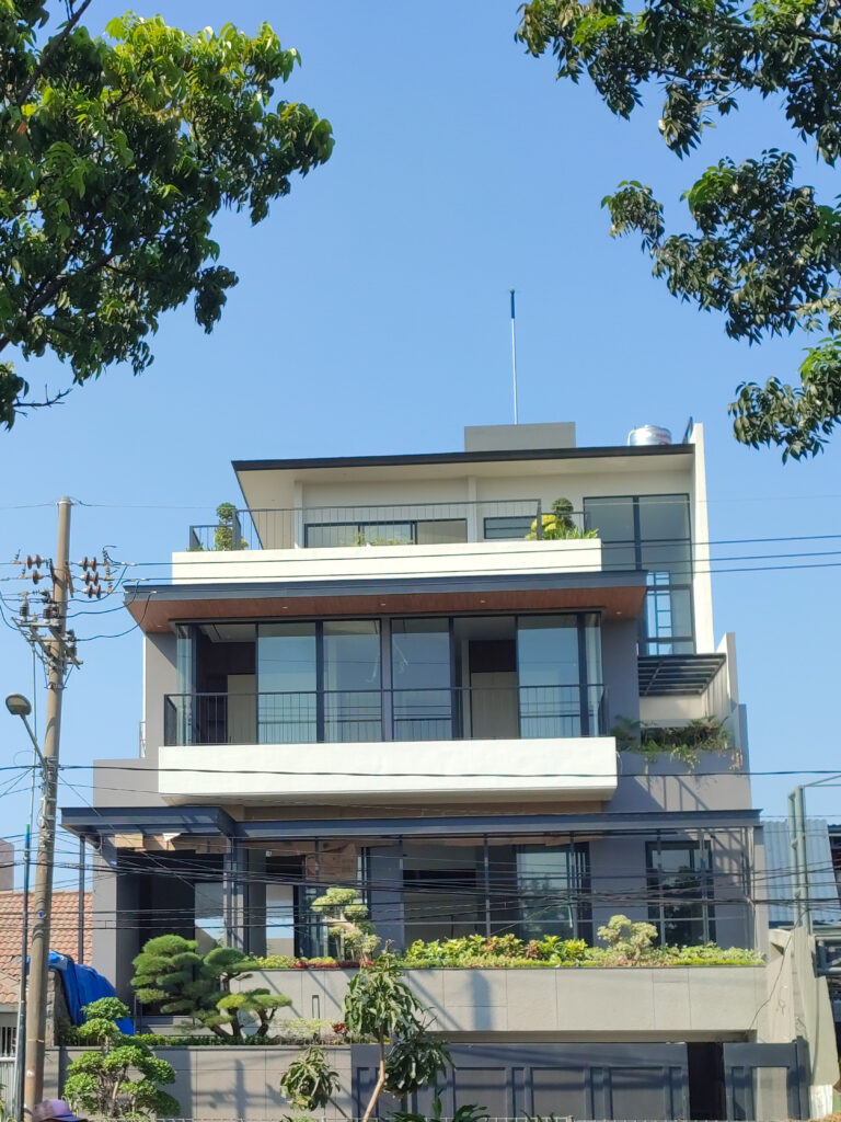 Gerbang dan area carport Rungkut Mapan Utara Modern House.