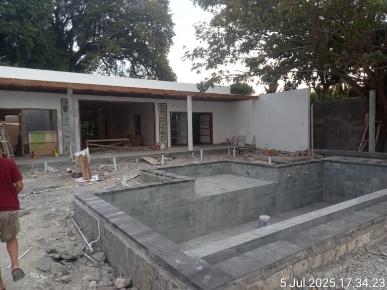 tampak kolam renang Nyaman Vila